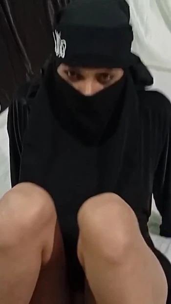 Знаковый момент из "Мусульманская тетушка сквиртула во время траха"