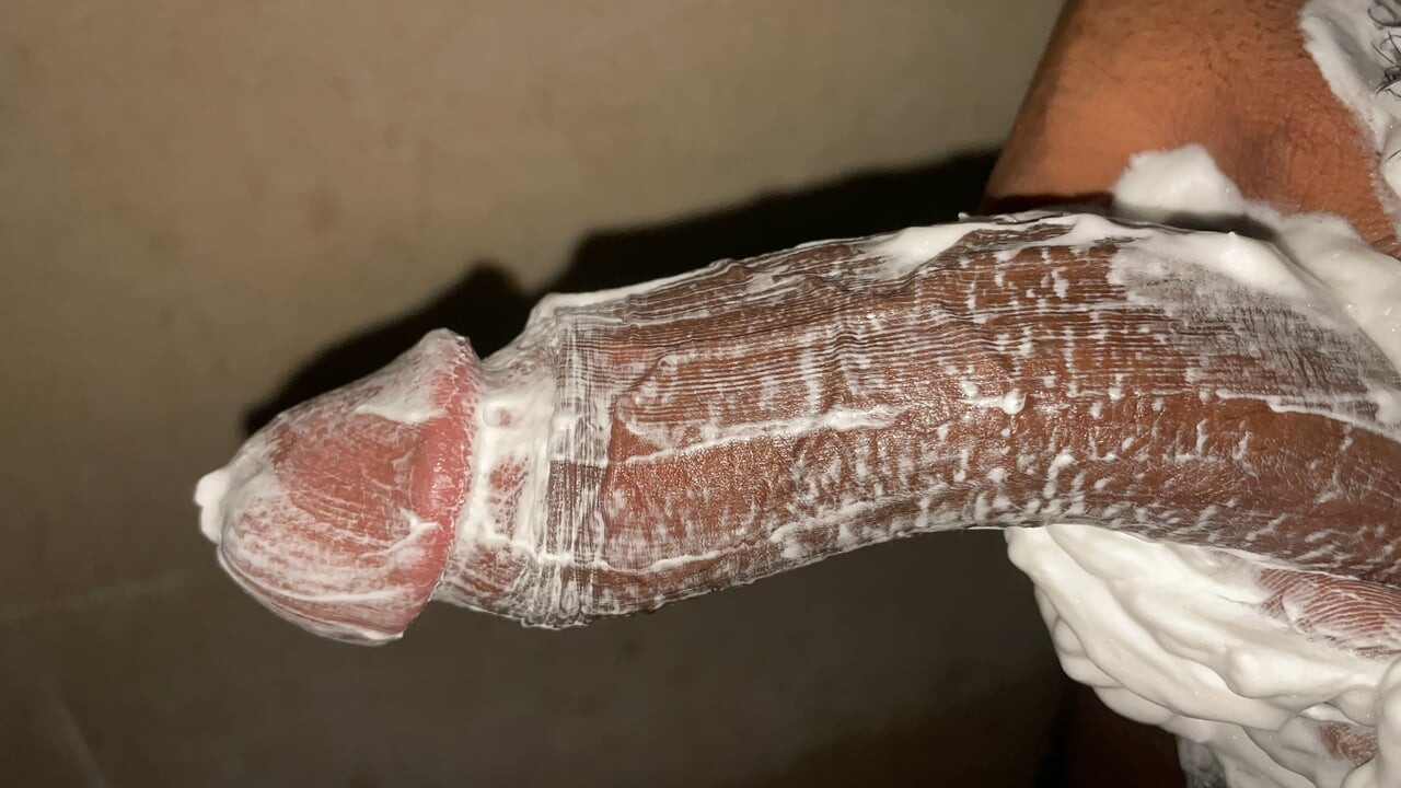 Büyük yarak boşalıyor, Hintli büyük yarak banyoda