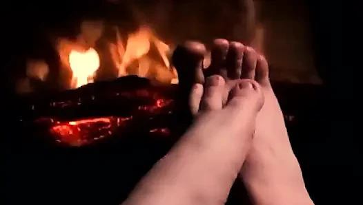 Ayaklarımı ateşte ısıtıyor, böylece yarağın ve taşakların için ısınıyor ve terliyorlar