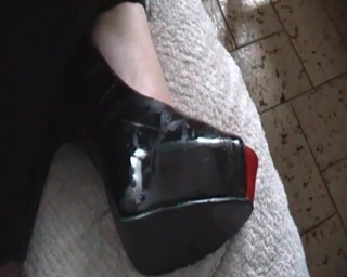 Karım jham42 onun topuklu sperm yüksekliğini giyer