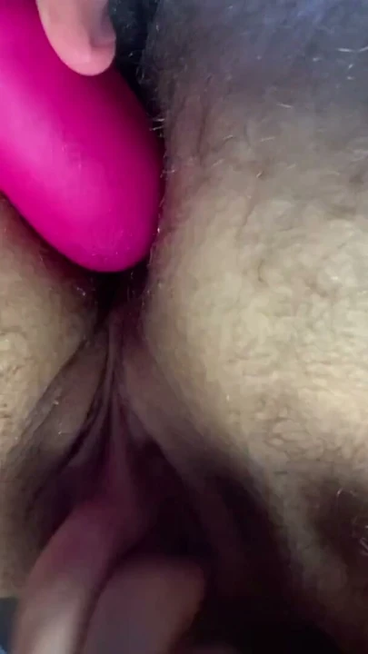 Trans erkek götüne dildo sokarak boşalıyor | Klip 2