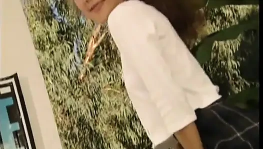 Genç Asyalı amına dokunuyor ve şehvetli bir duş alıyor