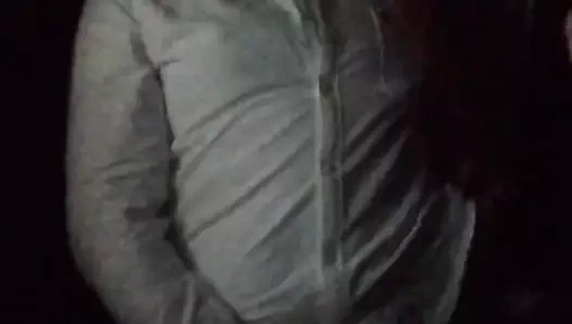 Seyir halindeki bir sinemada ateşli bir genç adamı emiyor