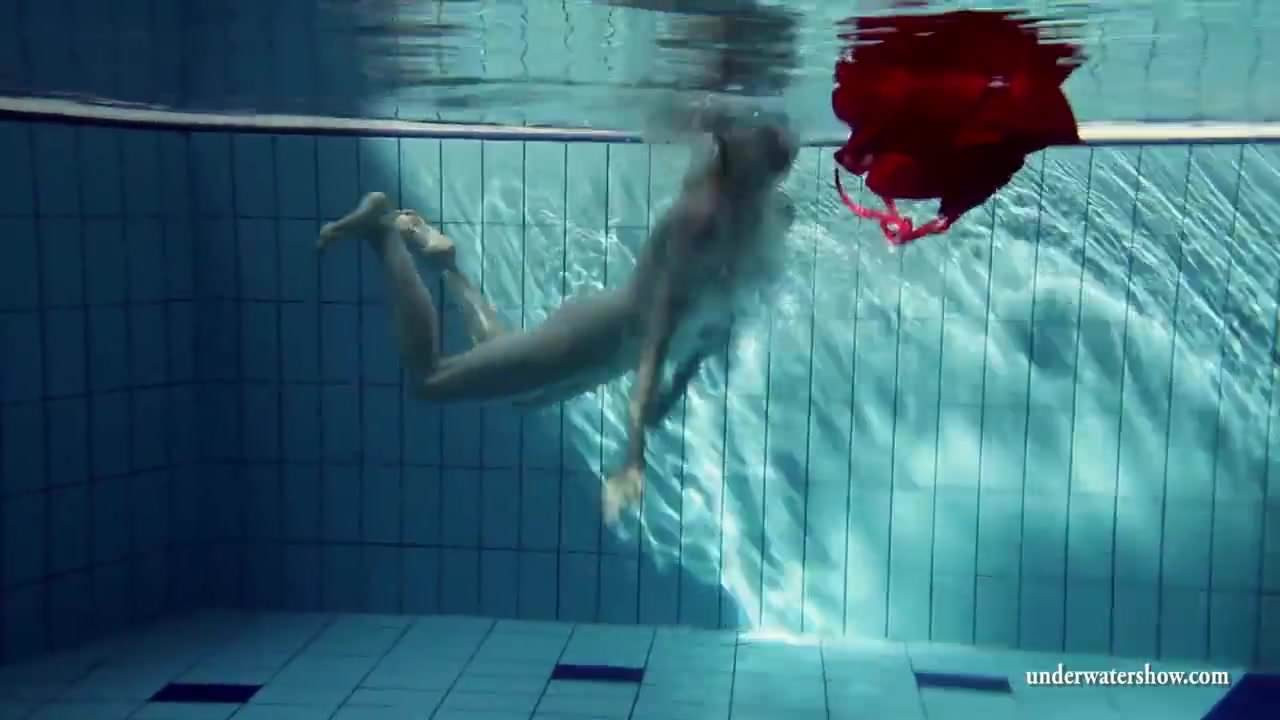Sıcak sarışın lucie Fransız genç içinde the havuz