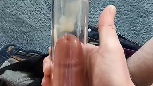 Oturup elektrikli süpürgeyle sikimi emiyor