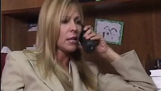 Şehvetli sarışın güzel Nicole Moore ünlü yapımcıyla ses denemesi hakkında buluşma ayarladı