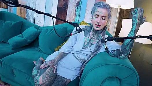 F hakkında konuşuyorum - korku - asmr podcast sfw konuşuyor gotik sıska kız dreadlocks dövmeli model dövmeli kız