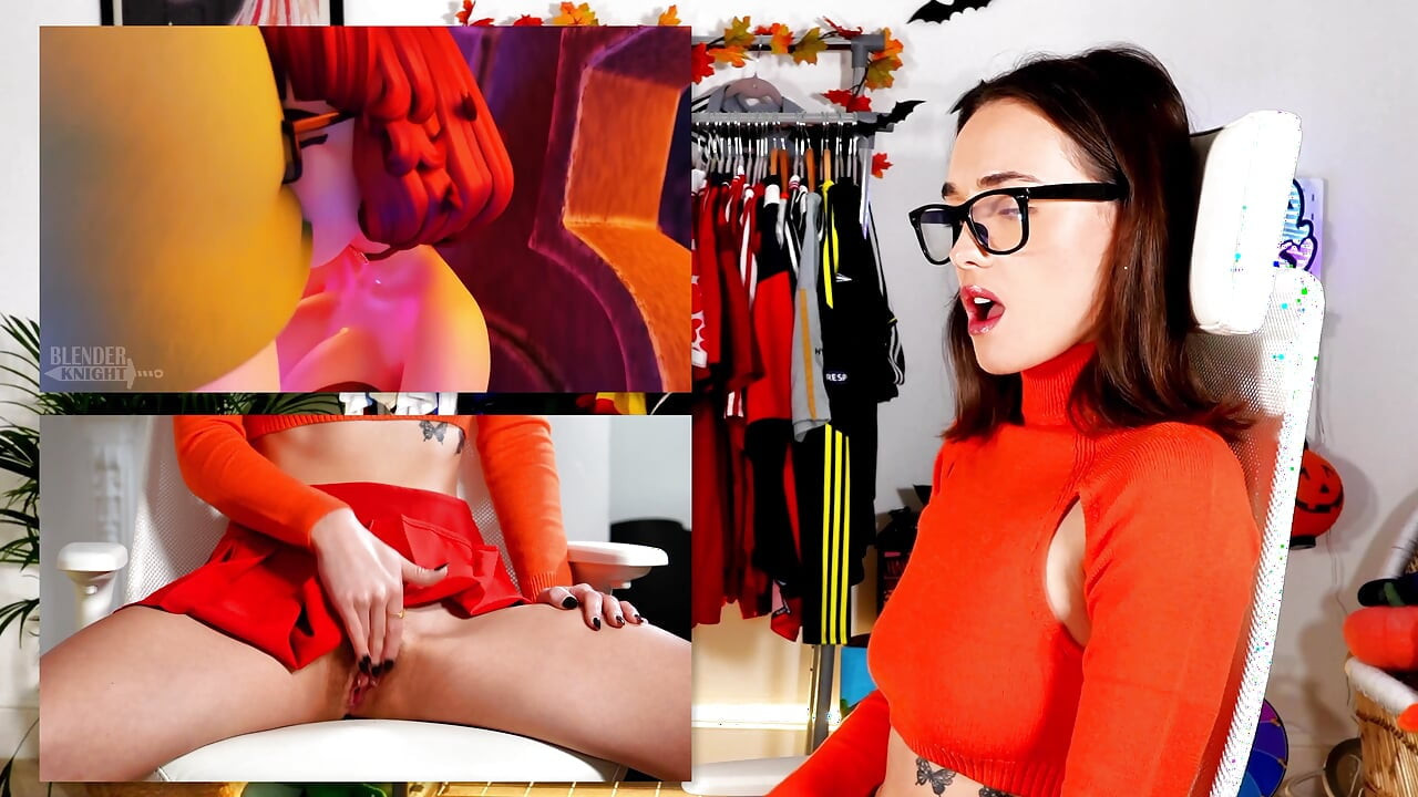 VELMA SCOOBY DOO PORNOSU IZLERKEN AMıYLA OYNUYOR