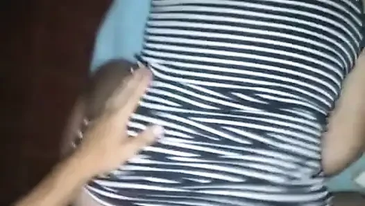 Çizgili elbiseli kız arkadaşım yatağımda dörtlü sikişiyor