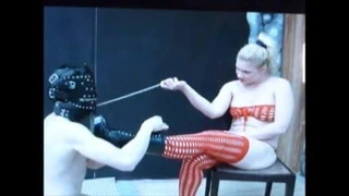 Stooge metresinin ayaklarına saygı göstermeli