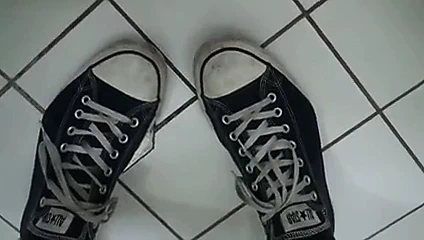 Converse spor ayakkabılar ve lastik eşofman üstü mastürbasyon