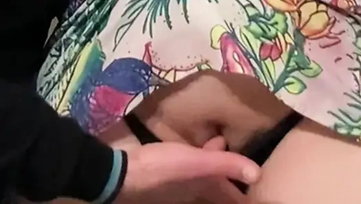 Tamamen yabancı metroda tıraşlı amcığını ovuyor