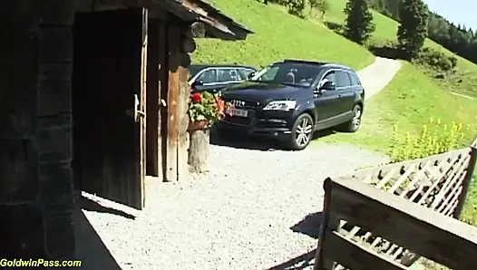 Alman orta yaşlı seksi kadın aşırı sert anal sikiliyor