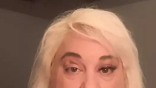 Sadece makyaj yapıyorum fotoğraf çekimi yapmaya hazırlanıyorum! Evet!