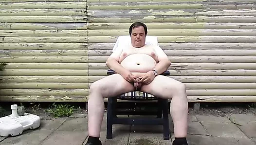 Holger pieselt mit Cockring