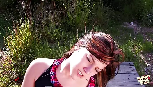 Genç Avrupalı çift açık havada sodomya yönelik alçakça davranışlarda bulunmayı seviyor