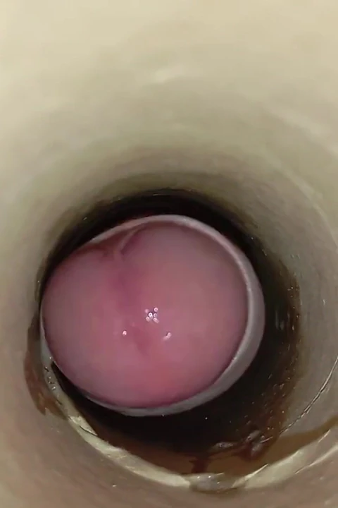 Büyük yarağıyla çok azgın adam sikişmeye devam ediyor ve deliğin içine boşalıyor yakın çekim.bölüm 2