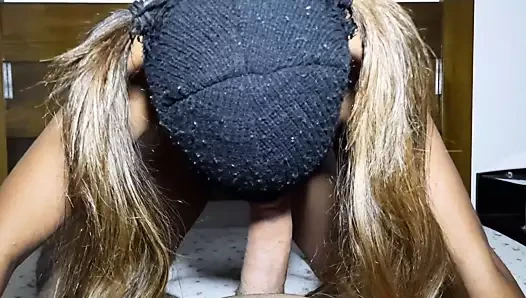 Küçük sürtük çük ile yüzüne vurulur ve anüsünden vazgeçer