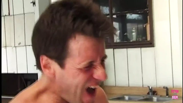 Deneyimli orta yaşlı seksi kadın kızıl saçlı üvey kızına bir adama sakso çekmeyi öğretmek istiyor