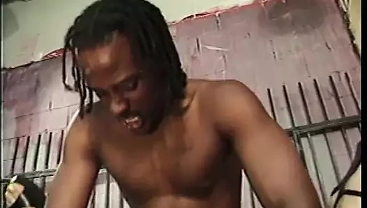 Siyah adam mutant yarağıyla zenci bebeğin boğazını sikiyor