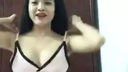 Sıcak kız kamerada eğleniyor