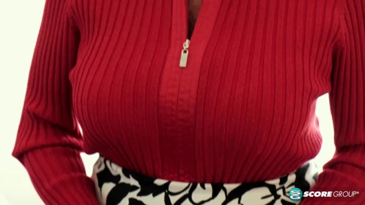 Hassas meme uçları ve çok pembe olan 69 yaşındaki kız