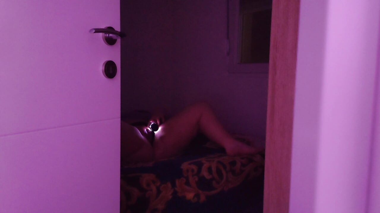 Oda arkadaşımı porno izlerken ve oyuncağıyla oynarken yakaladım