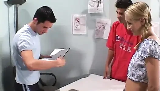 İki edepsiz adam sarışın sınıf arkadaşlarına matematikte yardım etmeye söz verdi