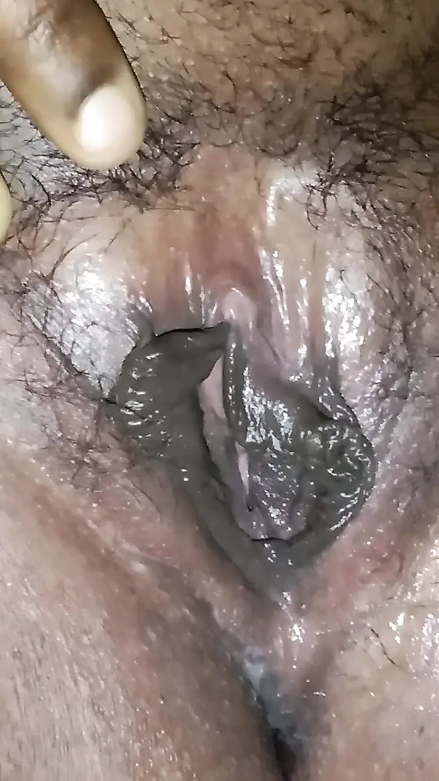 Hintli ulusal kız üvey annem amını parmaklıyor ve mastürbasyon yapıyor