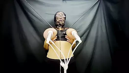 Orta yaşlı seksi kadın memelerini sağıyor