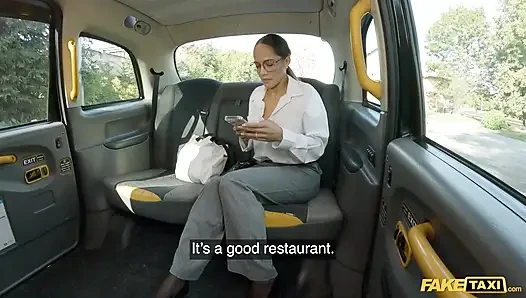 Fake taxi - büyük memeli Fransız evli kadın kocasını taksi şoförüyle sikişerek aldatıyor