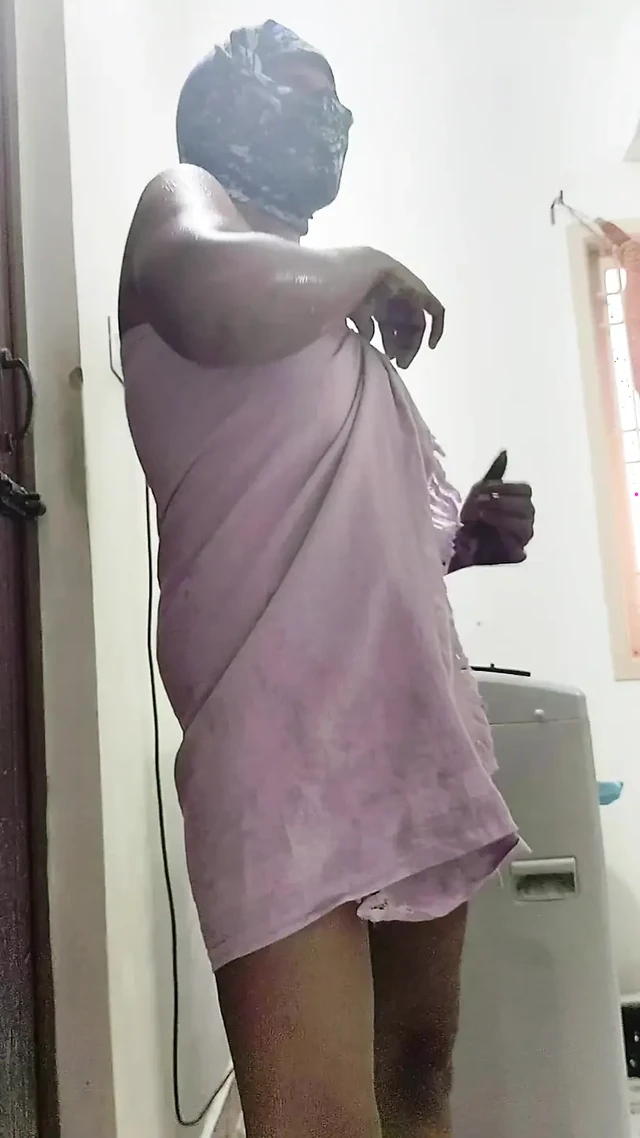 Механик трахает неверную жену, пока муж смотрит телевизор