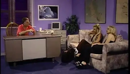 Sert piliç Buffy amcığını yalıyor