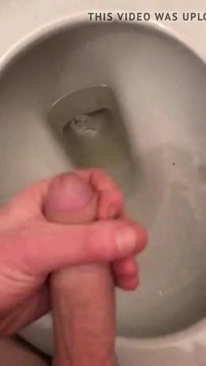 Утренняя слава дрочит в общественном туалете