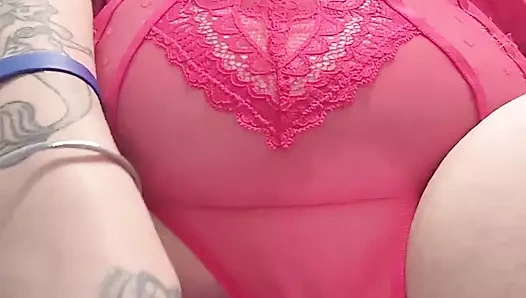 Tatlı kızıl saçlı dildo seks oyuncağıyla nemli tıraşlı amını memnun ediyor