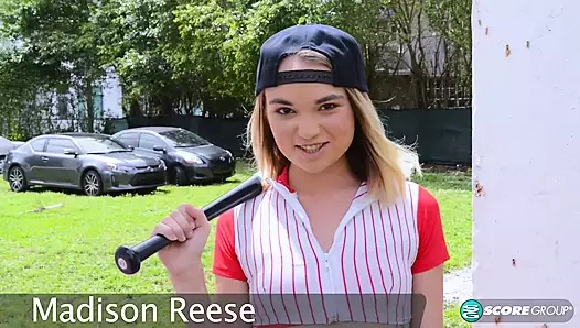 Madison Reese düz göğüslerini ve azgın amcığını gösteriyor