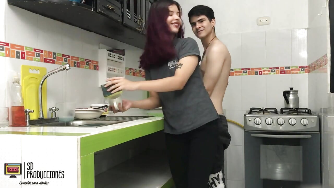 Azıyorum ve üvey erkek kardeşimden beni mutfakta sikmesini istiyorum - İspanyolca porno