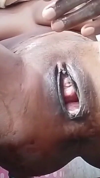 Ключевой момент из "Серии мастурбации с необычными дилдо студентка трахает пальцами в ванной"