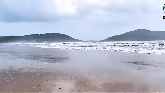 Halk plajında mastürbasyon yapıyor ve fışkırtıyor