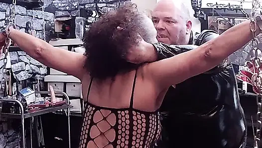 Bölüm 2:- Lanista Bear blackberry orta yaşlı seksi kadını ilk kez zindana sokuyor