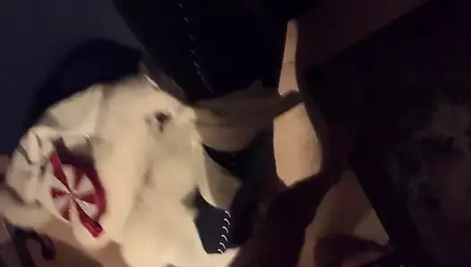 Asyalı milf (orta yaşlı kadin) ayna önünde giyinmek oynuyor