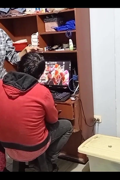 Техник отремонтировал мой ноутбук, и когда он обнаружил видео, которые у меня были, он стал так возбужден