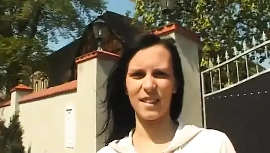 Esmer güzel bakış açısıyla sakso çekmeden önce mastürbasyon yapıyor