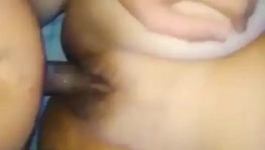 Azgın kız itaatkar bir şekilde büyük bir yarakla sikilmeyi seviyor.