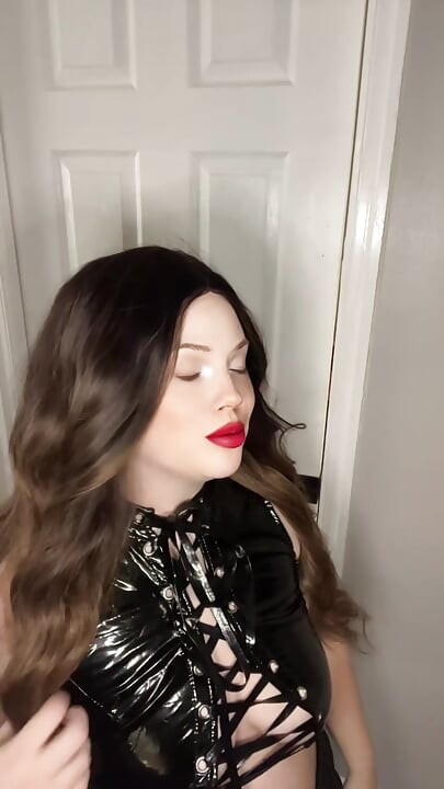 Orta yaşlı seksi kadın bisikletçi grup oyunuyla sikiş arkadaşını aldatıyor
