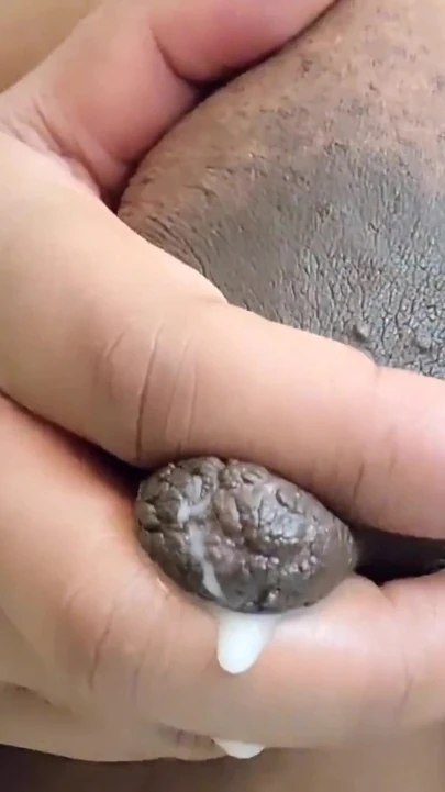 Скручиваю мои твердые соски крупным планом с лактацией