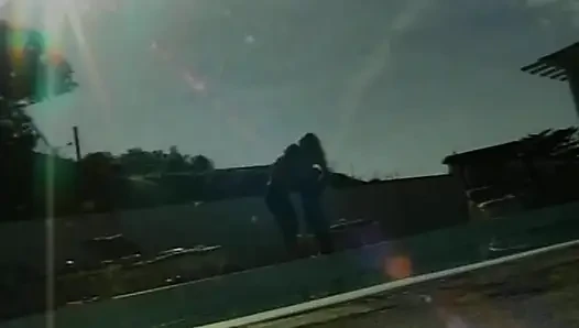 Çekici sarışın bebekler havuzda lezbiyen eğleniyor