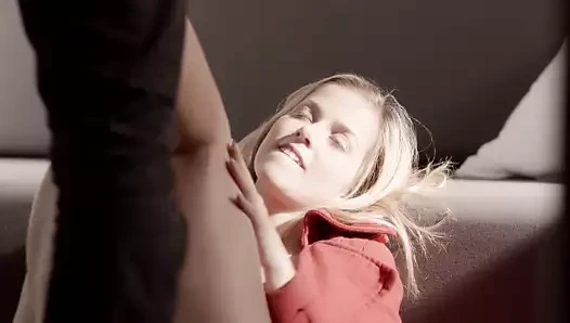 Güzel kız erkek arkadaşıyla seks yapıyor