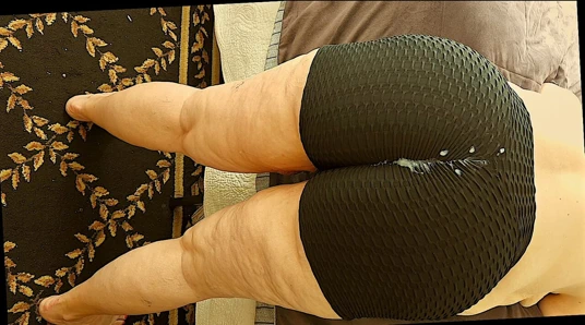 Yogada tayt üzerinde çalışırken büyük götümü sallarken yakalandım ve misyoner ve domalarak sikildim, götüme bolca boşalma