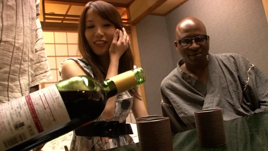 A126G05 Picking up a Black man at a hot spring resort! Inviting amateur mature women traveling alone! Threesome sex with two black big cocks!